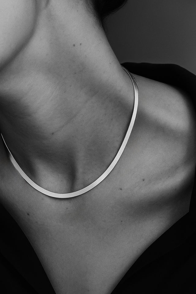 Halsband med platt silverkedja / Snake Chain som är 43 cm kort.