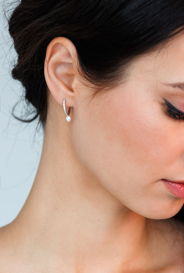 Creolen mit funkelnden Steinen und Perlen