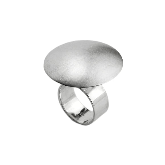 Stor silverring med matt rund platta på en blank bred ring.