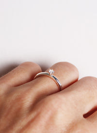 Vigsel/förlovningsring till henne. Diamantring i silver 0,10 ct.