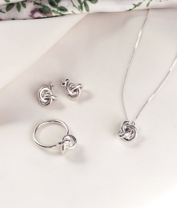 Halsband, ring och örhängen med silverknutar. 