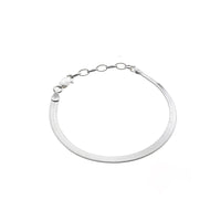 armband med platt snakekedja i silver. 