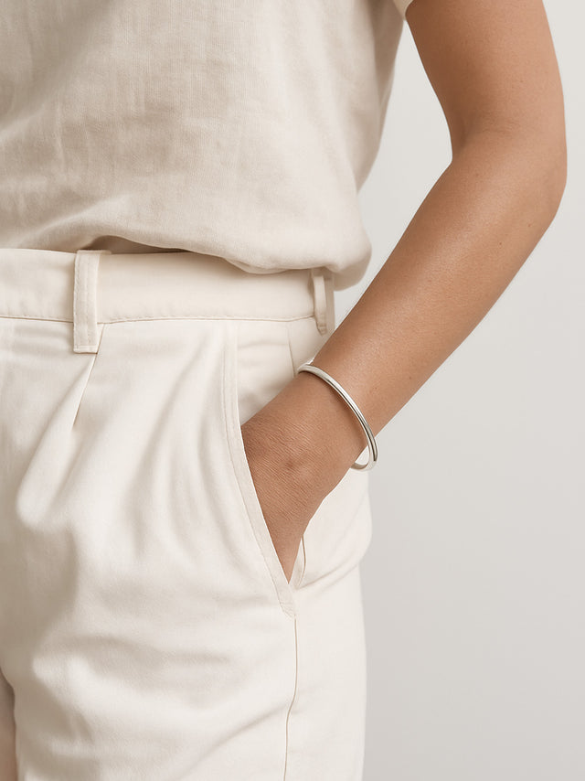 Plain Round Cuff Armband Dam, Gravyr valbart