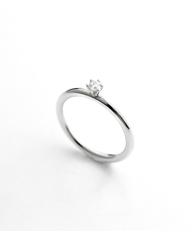 Diamantring med diamant i krona. 