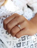 Tjej som bär en diamantring i silver med oval diamant som vigsel eller förlovningsring. 