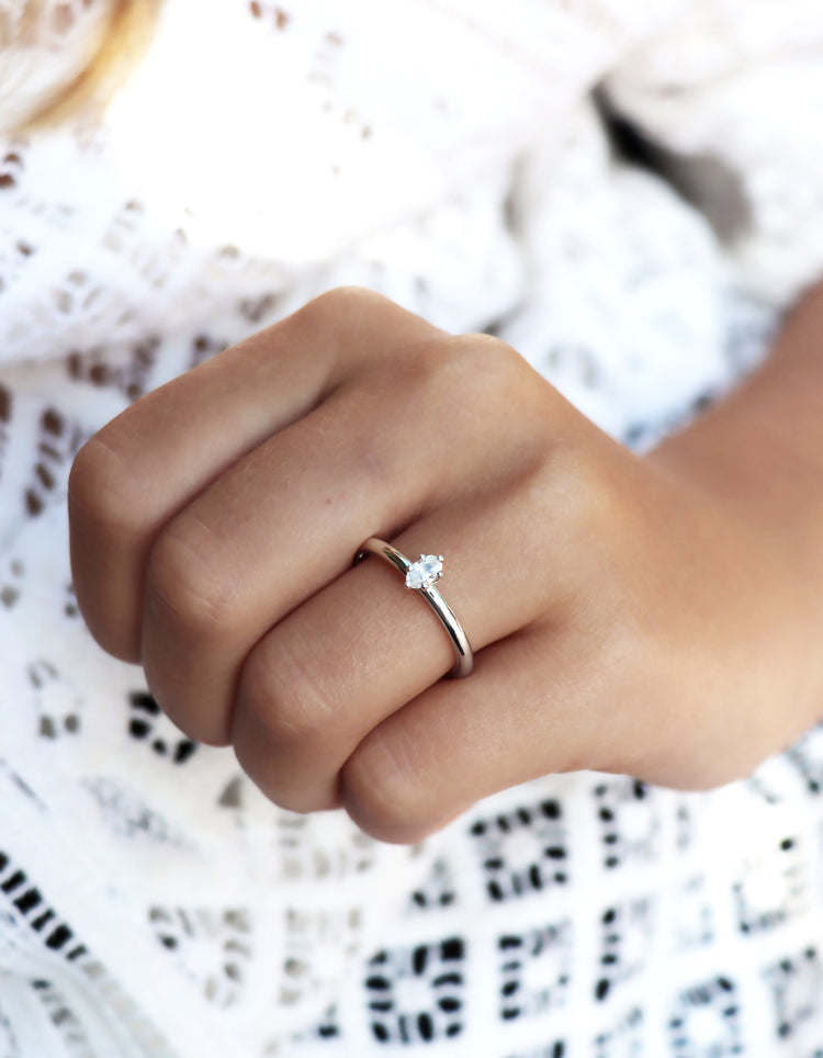 June Diamond ring, Oval diamond 0.25 ct.