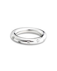 Silverring med många diamanter