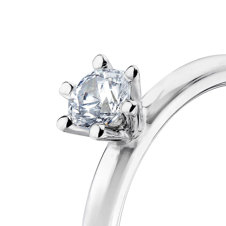 Diamantring i silver med 0,25 ct diamant infattad i krona.