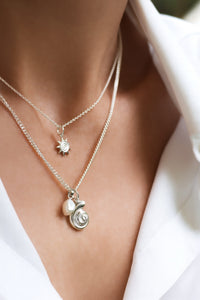 Silverhalsband med snäcka och pärla i kedja. 