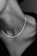 halsband med platt silverkedja som är kort. 