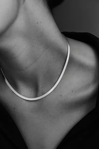 halsband med platt silverkedja som är kort. 