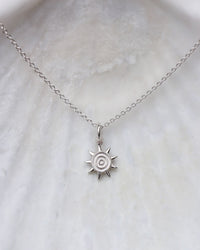 Halsband med sol berlock i silverkedja. 