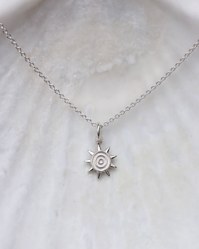 Halsband med sol berlock i silverkedja. 