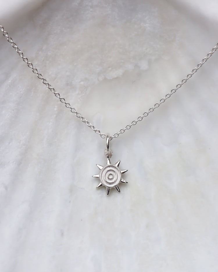 Halsband med sol berlock i silverkedja. 