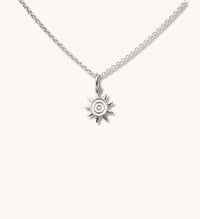 Silverhalsband med liten sol i kejda. 