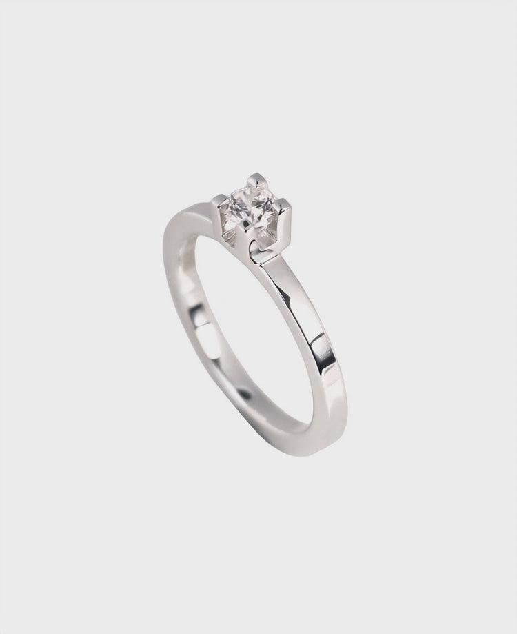 Roterande bild av diamantring med raka kanter och diamant infattad i boxfattning