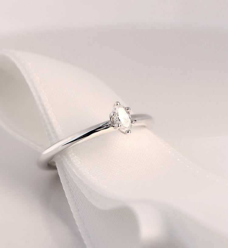 June Diamond ring, Oval diamond 0.25 ct.