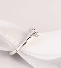 JUNE Diamond ring, Oval diamond 0.25 ct.