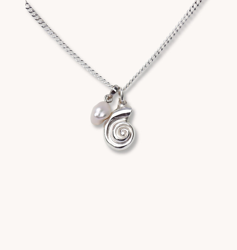 Silverhalsband med snäcka och vit pärla. 