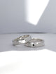 Förlovningsringar i silver med vit och svart diamant. 