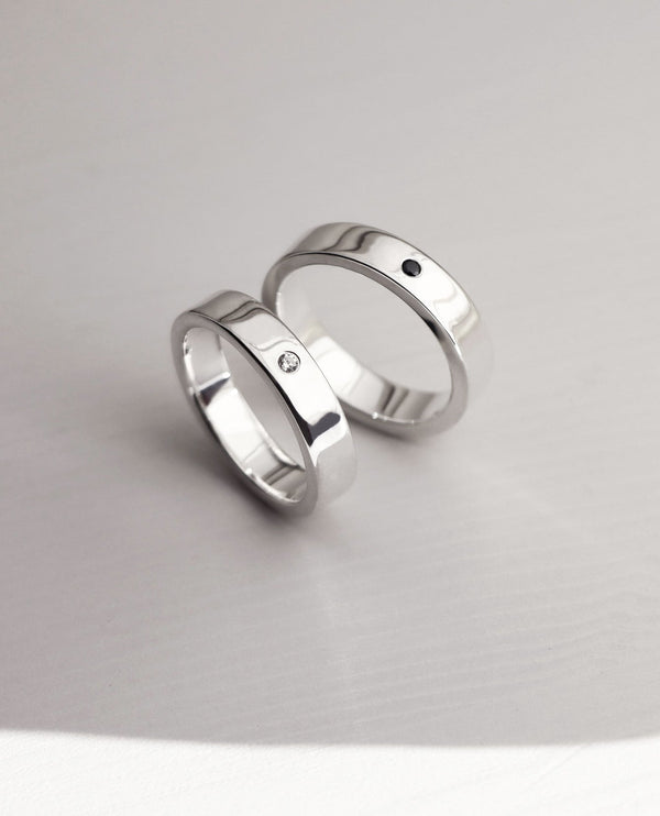 Silverringar till förlovning med diamanter, vit och svart diamant.