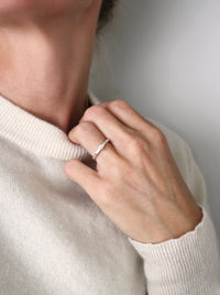 Set Vigsel / Förlovningsringar | Monet diamantring + Plain silverring