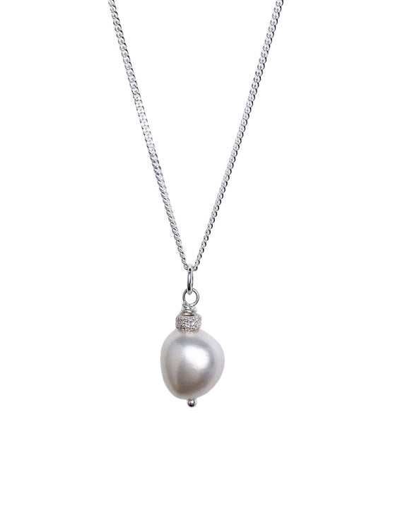 Halsband med silverkedja och en oregelbunden vit pärla som hänge..