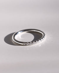 Eternity ring I silver med diamanter som täcker halva ringen. 