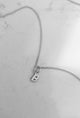 Halsband med liten diamantbokstav i silverkedja. 