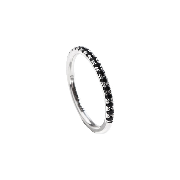 Silverring med svarta diamanter som täcker halva ringen. 