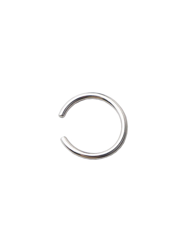 En smal ring som är en ear cuff I blankt silver.