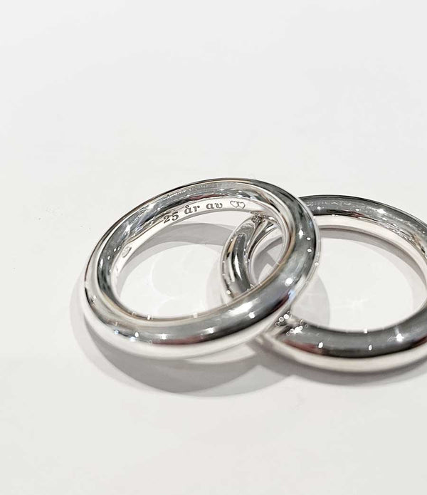 Invändig gravyr av silverringar till förlovning. 