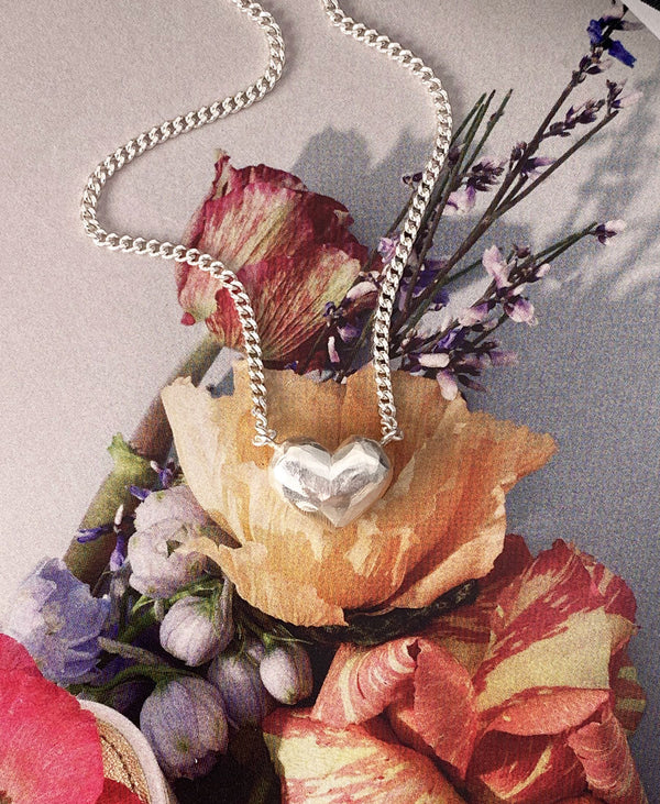Halsband med ett slipat silverhjärta i kedja. 