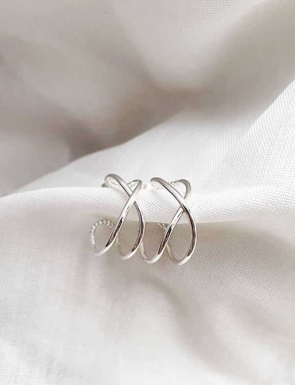 Silverörhängen med ringar.