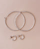 Silverörhängen med ringar som är hamrade. 