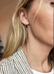Örhängen med ringar och hängande stav kombinerat med ear cuff. 