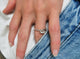 En smal ring i silver med en knut.