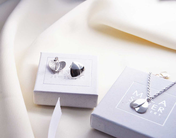 Silverörhängen och smycken i samma design present askar.